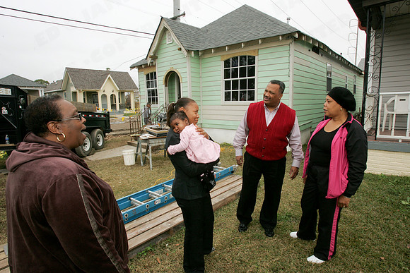 Rev. Fred Luter Jr. works with Samaritan's Purse